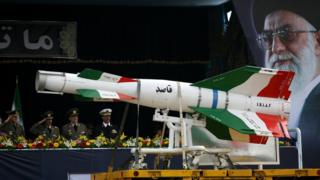 ইরানের এক সামরিক প্রদর্শনীতে একটি সারফেস-টু-এয়ার মিসাইল।