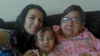 Gláucia Andressa dos Santos Gomes posa para foto com a filha Emily e Cotinha, idosa que ela tenta adotar no Brasil