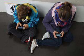 Telefonlarıyla oynayan çocuklar