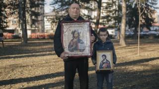 Okupljeni su u rukama nosili i ikone