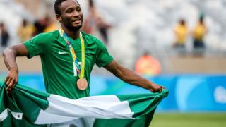 Balogun ikọ Super Eagles, Mikel Obi pẹlu asia orilẹede Naijiria