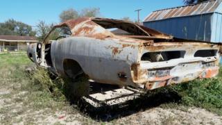 Auto abandonado.
