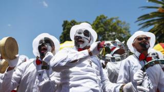 ጻዕዳ ተኸደንቲ ኣብ ዝኽረ በዓል ዘበነ ባርነት ደቡበ ኣፍሪቃውያን