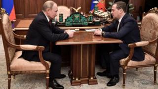 Vladimir Putin Dmitry Medvedyev RUsiyada hökumət istefa verib Rusiya Moskva
