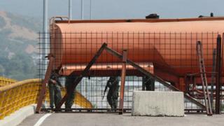 Un camión cisterna bloquea tres de los 9 canales del puente.