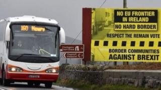 Cartel con protesta sobre la frontera dura en Irlanda.