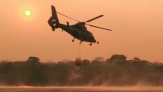 Helicóptero con agua