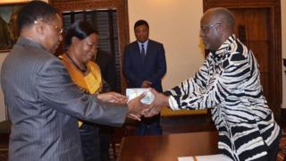 Magufuli akipokea msaada