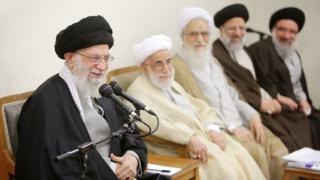 نمایندگان مجلس خبرگان پس از اجلاس دو روزه خود به دیدار آیت اله علی خامنه ای می رفتند