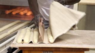 Mỗi năm, khoảng 200 thợ làm bánh tham gia cuộc thi làm bánh được thèm muốn nhất ở Paris: Le Grand Prix de la Baguette.