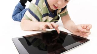Un niño con una tableta. (Imagen ilustrativa)
