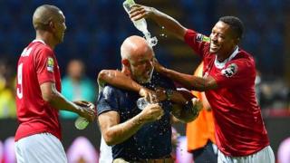Les joueurs malgaches arrosent leur entraîneur après la victoire contre le Nigeria