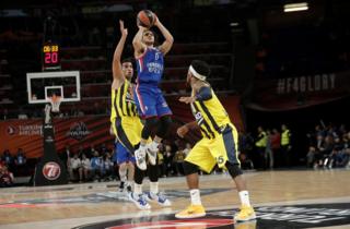 Shane Larkin (ortada)