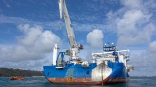 Ship laying electricity cable