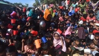 Des réfugiés Rohingya dans l’attente d'aide alimentaire dans un camp de réfugiés au Bangladesh.