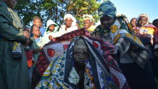 Umri wa vijana kuvunja ungo au kubaleghe unalinganishwa na wakati mama zao walipo vunja ungo
