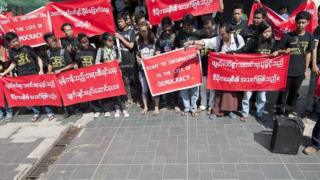 သတင်းရယူခွင့်တဲ့ တောင်းဆိုကြတဲ့ သတင်းသမားများ