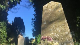Lápide de assassinato no cemitério da igreja de St Catwg em Cadoxton, Neath, País de Gales. O monumento lembra a morte de Margaret Williams, encontrada morta aos 26 anos