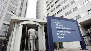 Le siège officiel de la Cour est situé à la Haye, aux Pays-Ba