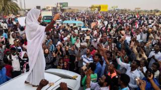 Abari mu myiyerekano muri Sudani bariyemeje kuyibandanya gushika ubutegetsi bushizwe mu minwe y'abasivire