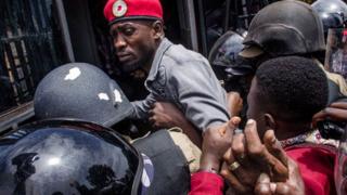 Bobi Wine uharanirra impinduka muri Uganda yafunzwe kenshi mu buryo avuga ko bunyuranyije n'amategeko