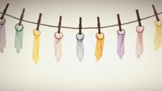 Camisinhas penduradas em varal