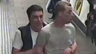 Фото двух мужчин с камеры видеонаблюдения в лондонском метро