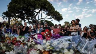 Shekara guda kenan tun bayan wasu masu ikirarin kishin Islama suka hallaka mutane 130 a birnin Paris