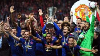 Manchester United takımı Avrupa Ligi kupasını havaya kaldırarak şampiyonluğu kutluyor.