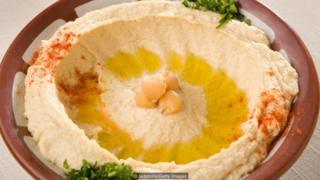Plato de humus en un molde de arcilla roja.