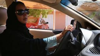 Manal Al Sharif conduciendo en Dubai