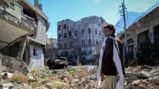Йеменский мужчина осматривает ущерб на улице 22 ноября 2016 года в третьем городе страны, Таиз