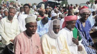 Muslims wey dey pray