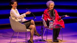 Margaret Atwood, Pazartesi akşamı Southbank Centre Royal Festival Hall'da Telegraph gazetesinin kitap editörü Gaby Wood ile bir söyleşiye katıldı