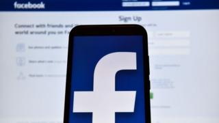 Logo de Facebook en smartphone