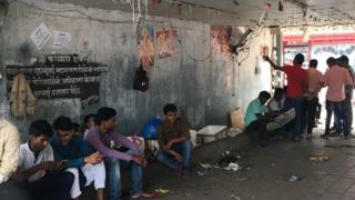दादरच्या केशवसुत ब्रीजखाली फेरीवाले बसतात.