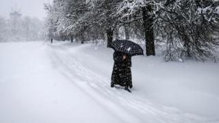 Otu nwanyị jị ihe nze mmịrị na-aga n'ime nnukwu ozizo sunoo na muziọm nke Kolomenskoye Moscow -4/2/2018