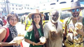 Mzee Mwajita akiwa na wateja wake nje ya soko la Market Mombasa