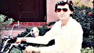 Miguel Ángel Félix Gallardo en una motocicleta.