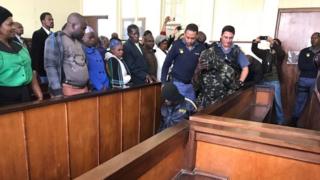 Les cinq suspects à leur arrivée au tribunal