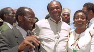 Mamadou Diop, l'ancien maire de Dakar, recevant Marion Barry, le maire de Washington et sa femme.