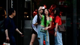 Mỗi ngày chúng ta đang dùng mạng xã hội gần 150 phút