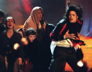 Michael Jackson performing Earth in 1996