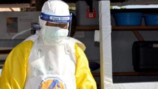 Umwe mu bakora mu bikorwa by'ubuzima byo kurwanya Ebola muri Repubulika ya Demokarasi ya Kongo