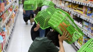 Personas se protegen durante un sismo