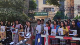 အမိန့်ချတဲ့နေ့မှာ တိုင်းအစိုးရရုံးရှေ့ ဆန္ဒဖော်ထုတ်ခဲ့ကြသူများ