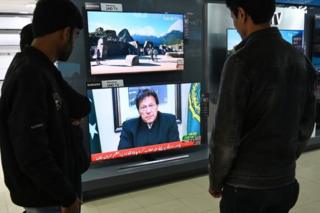 Pakistani people watch the television as Prime Minister Imran Khan speaks to the population about the suicide bombing in Indian-administered Kashmir that happened on February 14, in Islamabad on February 19, 2019