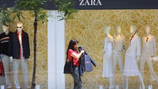 Женщина за покупками в Zara