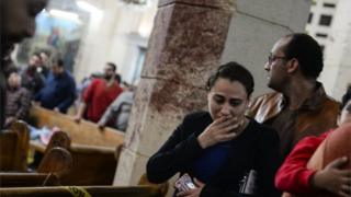Pessoas no local do ataquem em igreja em Tanta