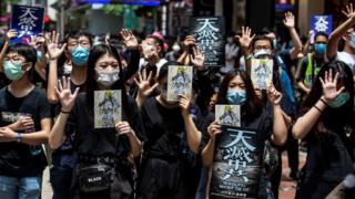 அமெரிக்கா - சீனா - பிரிட்டன்: பூகோள அரசியலில் சிக்கிக்கொண்ட ஹுவாவே நிறுவனம்